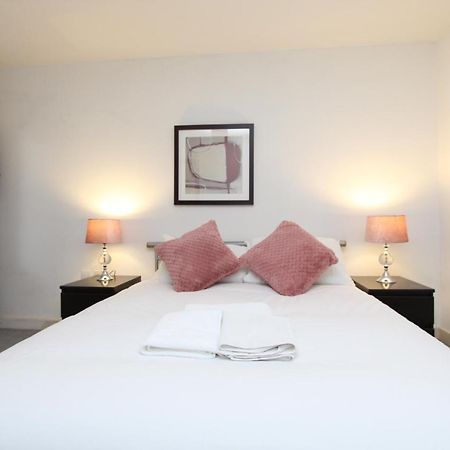 Spacious 1- Bedroom Apartment In E16 伦敦 外观 照片