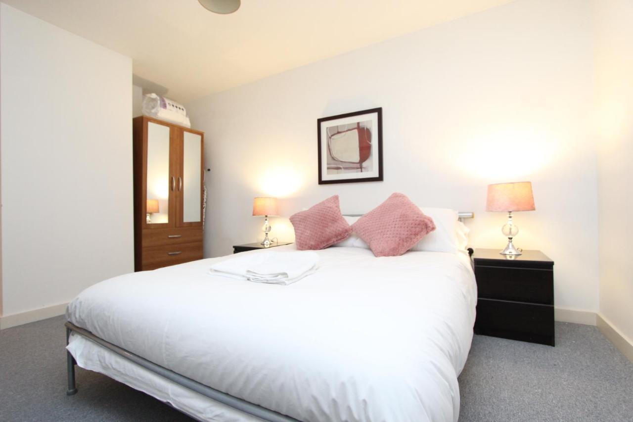 Spacious 1- Bedroom Apartment In E16 伦敦 外观 照片