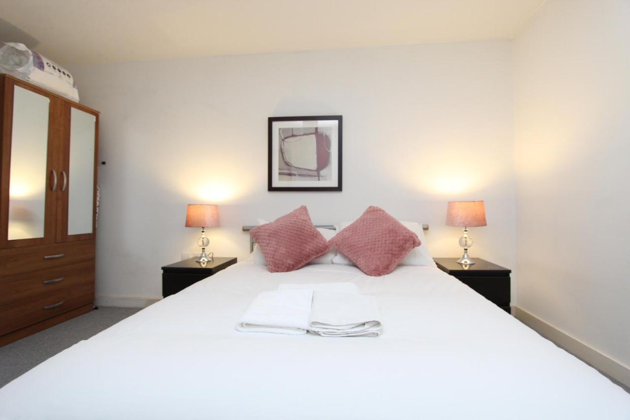 Spacious 1- Bedroom Apartment In E16 伦敦 外观 照片