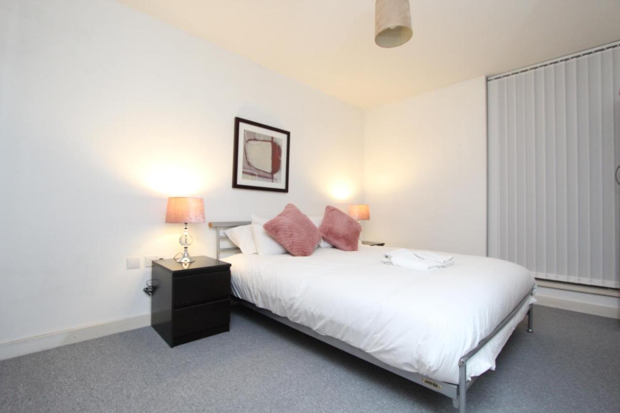Spacious 1- Bedroom Apartment In E16 伦敦 外观 照片