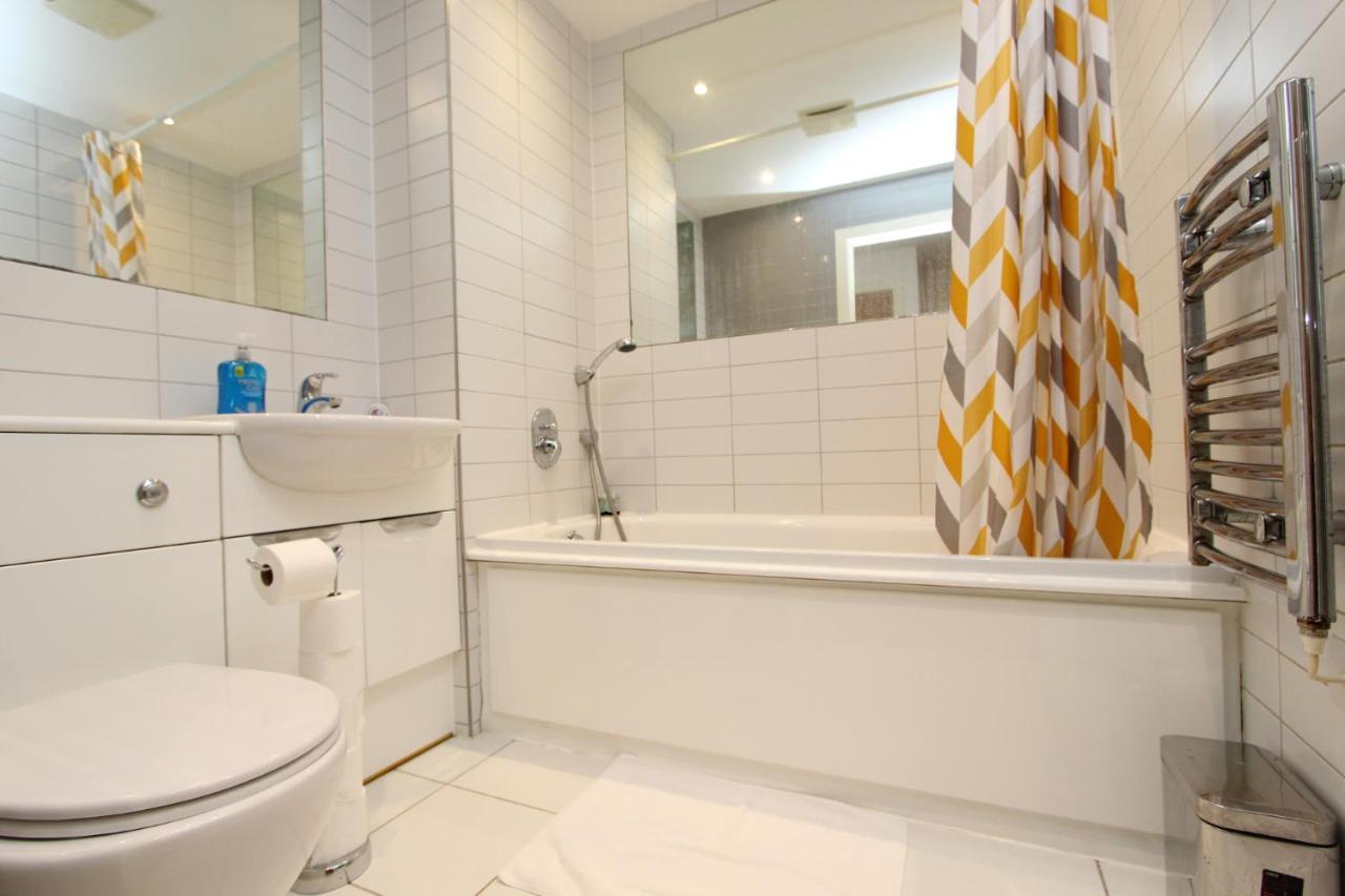 Spacious 1- Bedroom Apartment In E16 伦敦 外观 照片